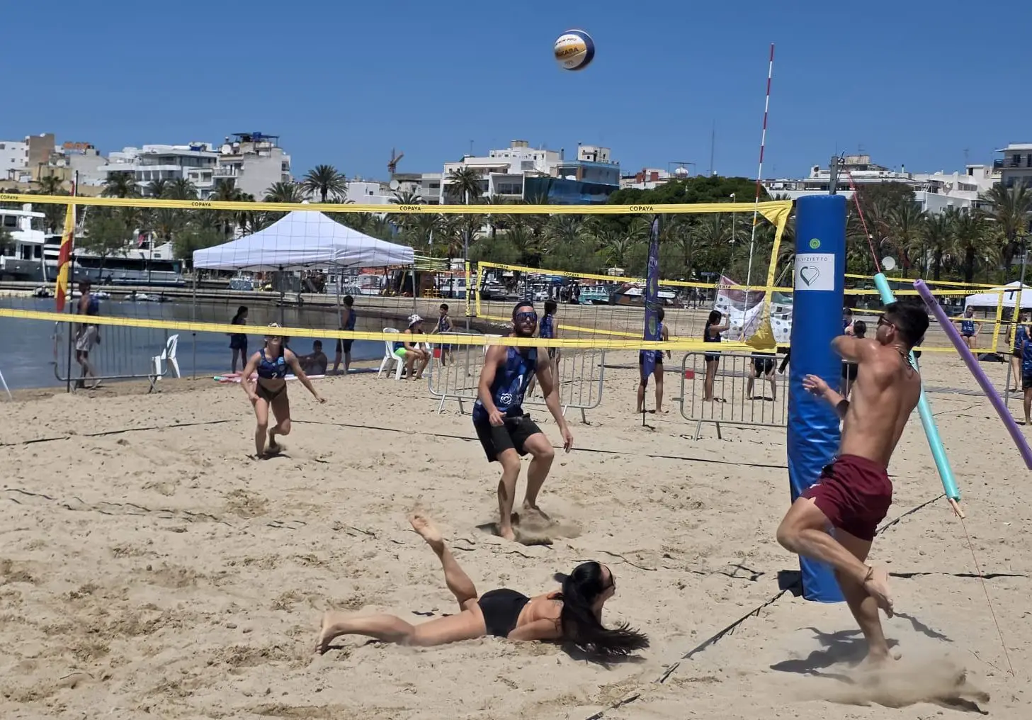 Espectáculo y pasión en la arena: la Liga de Beachvolley 2026 conquista Sant Antoni