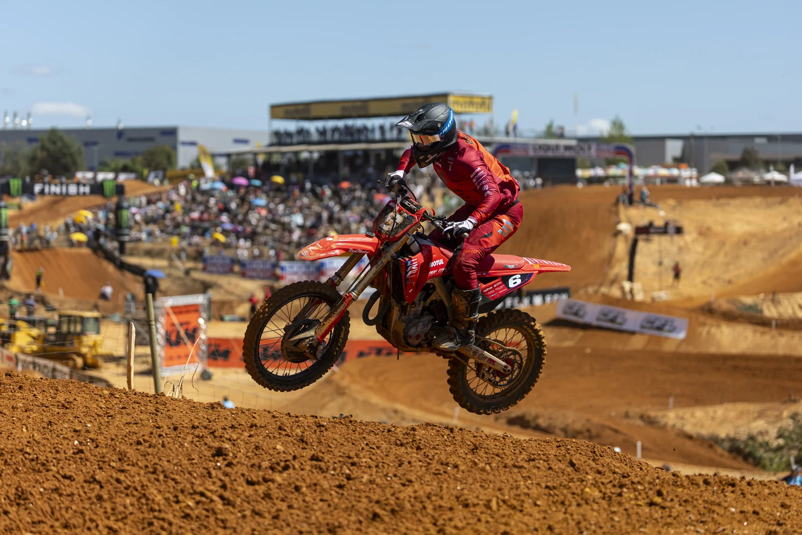 Elías Escandell renace en Portugal: de la camilla del fisio al podio del Europeo de Motocross