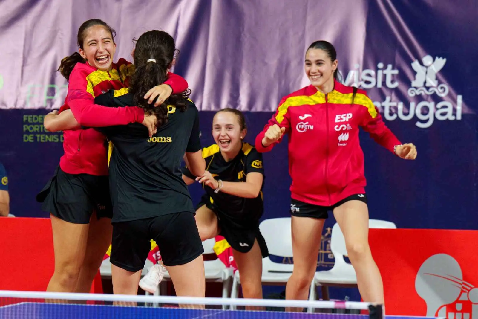¡Un debut internacional para la historia! Mireia Parau firma una remontada épica y mete a España primera de grupo