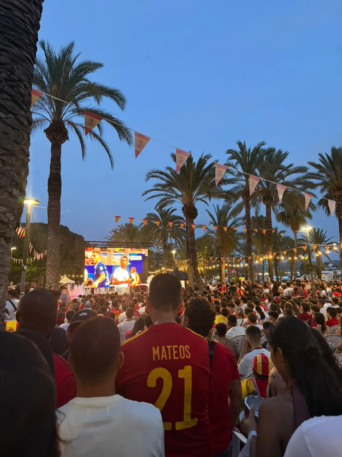 Sant Antoni responde en masa ante la pantalla gigante del Ayuntamiento para empujar a la Selección a la final