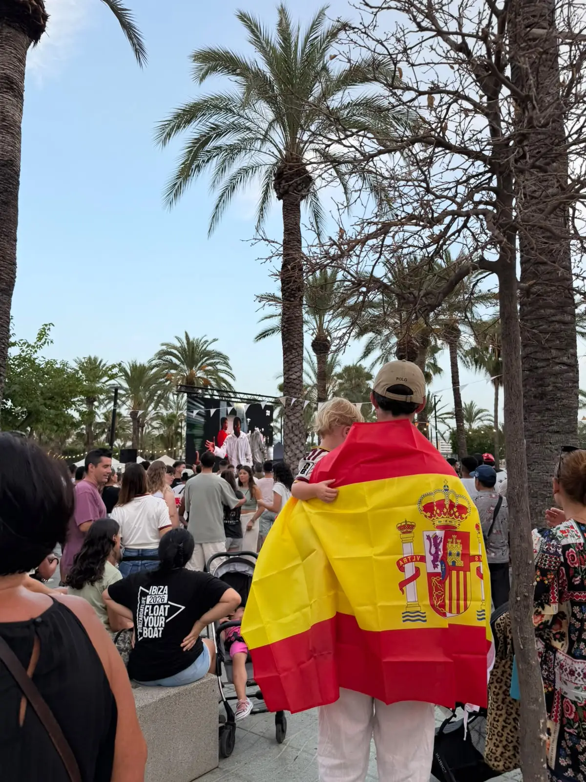 Sant Antoni responde en masa ante la pantalla gigante del Ayuntamiento para empujar a la Selección a la final