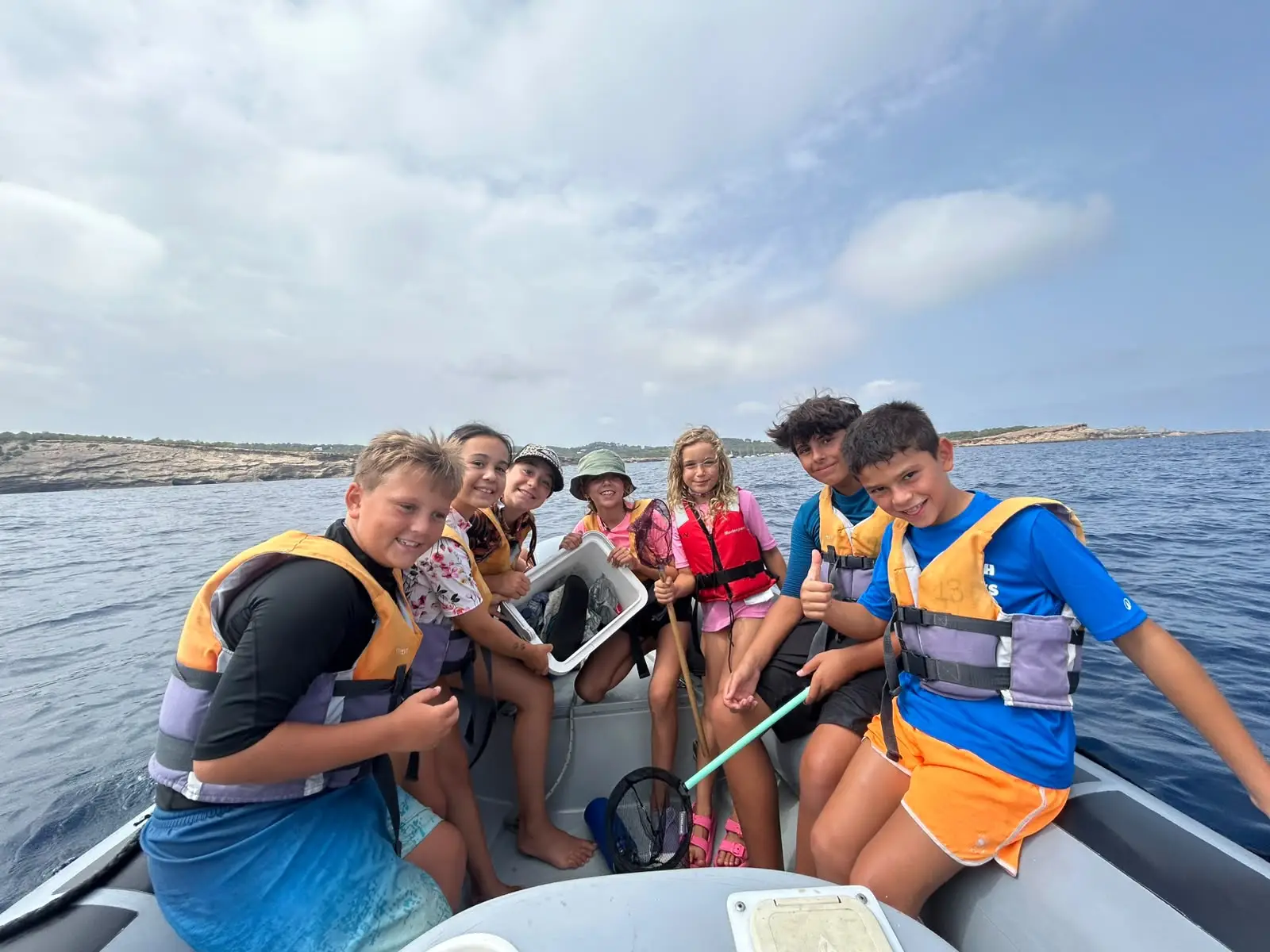 ¡Victoria para nuestra costa! Los jóvenes marineros de Es Nàutic cambian las velas por salabres