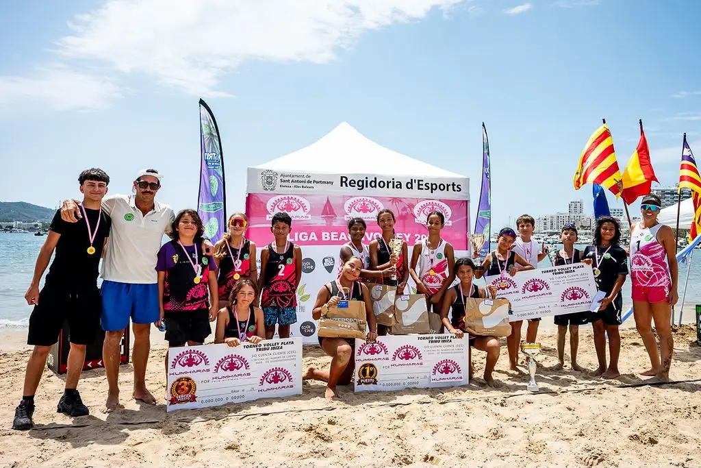 Espectáculo total en s'Arenal: El Torneo Kumharas consagra a Junior y Laura en un día inolvidable