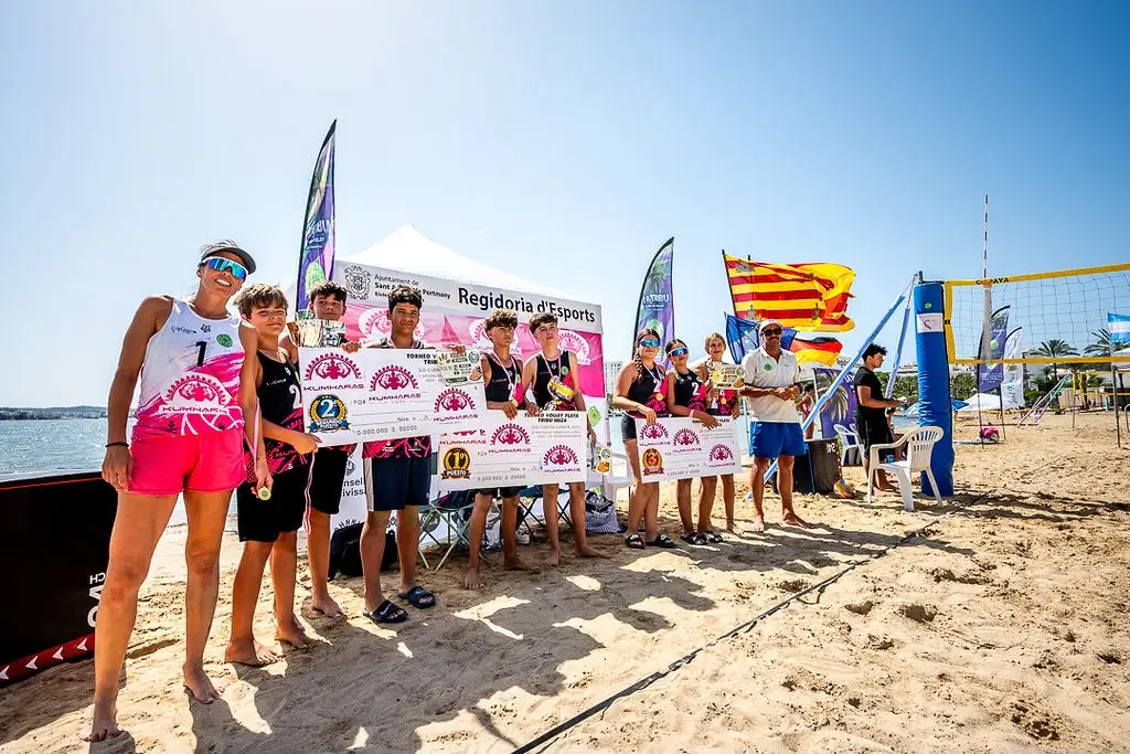 Espectáculo total en s'Arenal: El Torneo Kumharas consagra a Junior y Laura en un día inolvidable