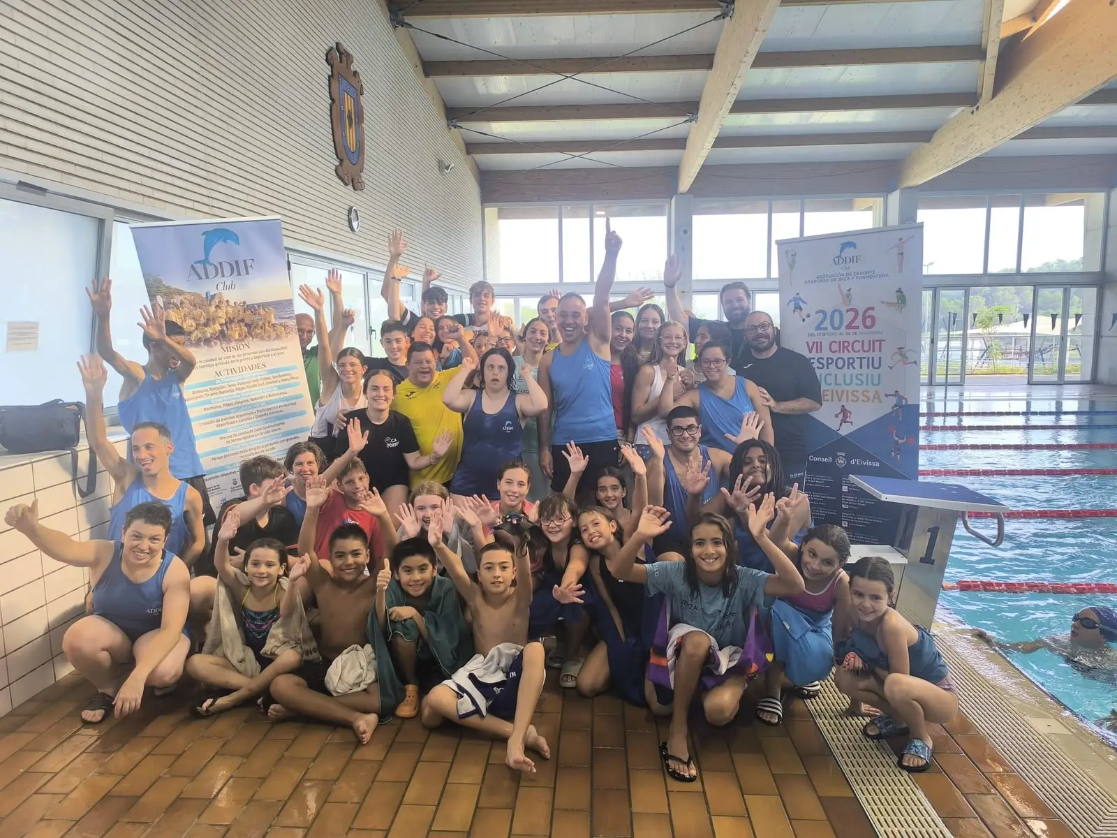 ADDIF fomenta la inclusión a través de una jornada de natación junto al Club Natación Portus de San Antonio
