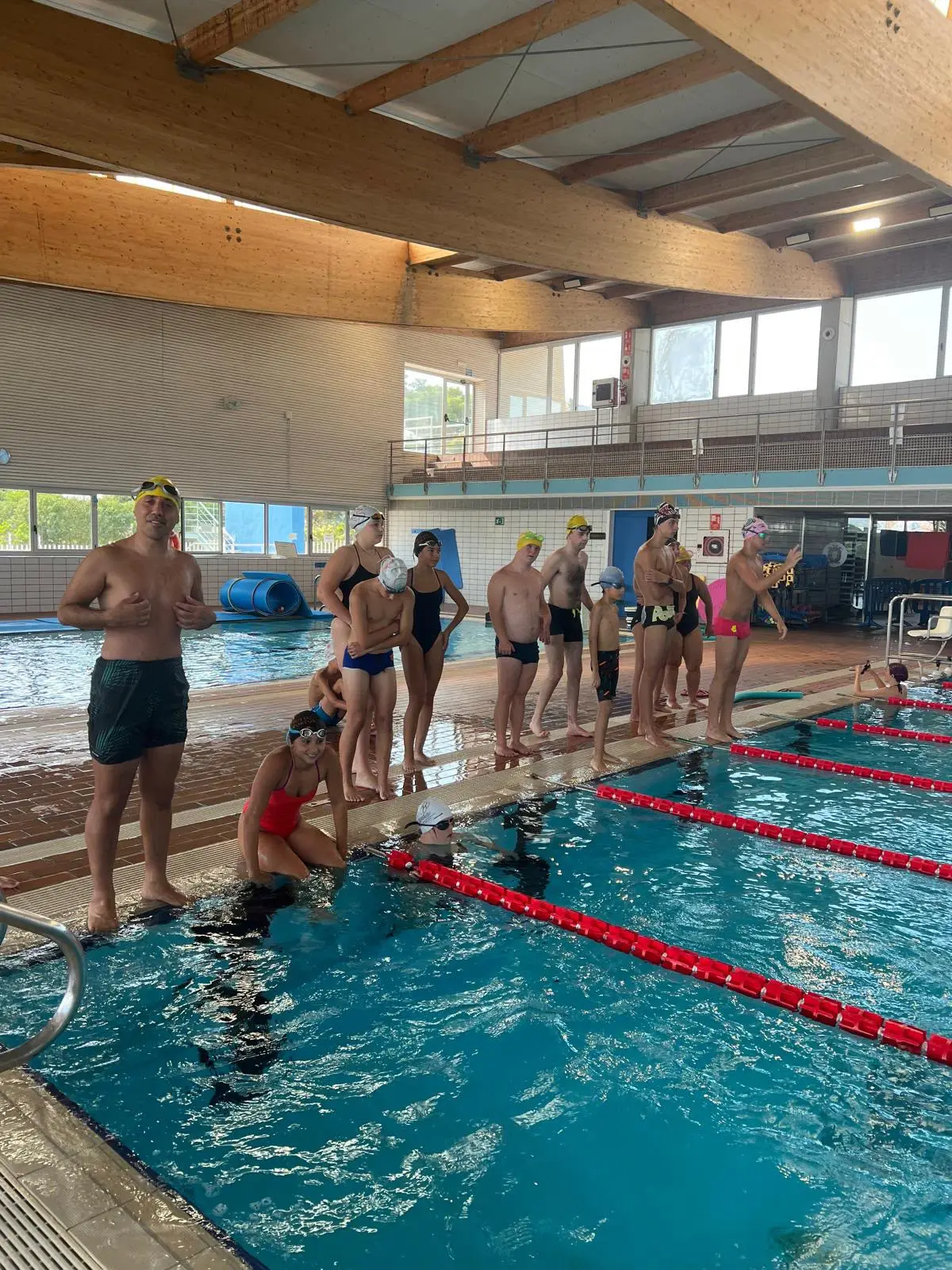 ADDIF fomenta la inclusión a través de una jornada de natación junto al Club Natación Portus de San Antonio