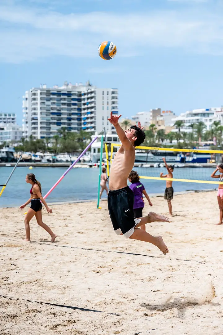 ¿Te lo perdiste? Así se vivió la gran fiesta del vóley playa pitiuso en Sant Antoni