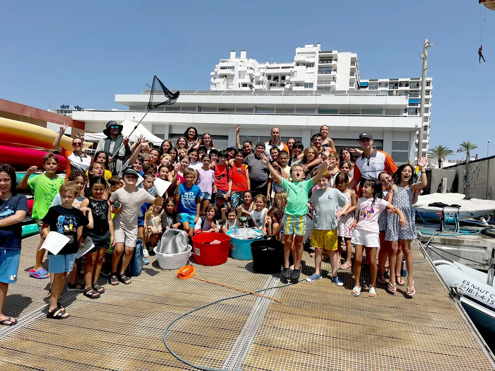 El Club Nàutic Sant Antoni da una lección medioambiental: 70 escolares limpian nuestro mar