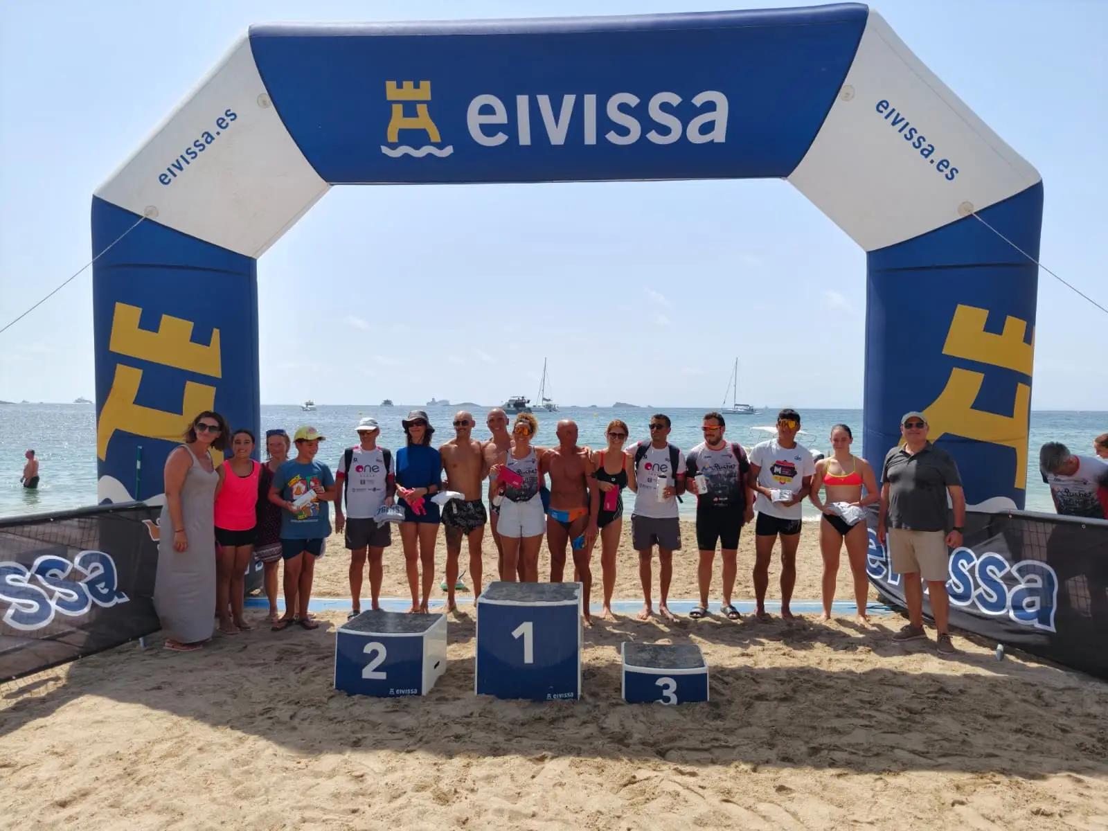 La Travesía de Natación Ciudad de Ibiza vuelve a reunir a cientos de nadadores en una brillante jornada deportiva en Figueretas