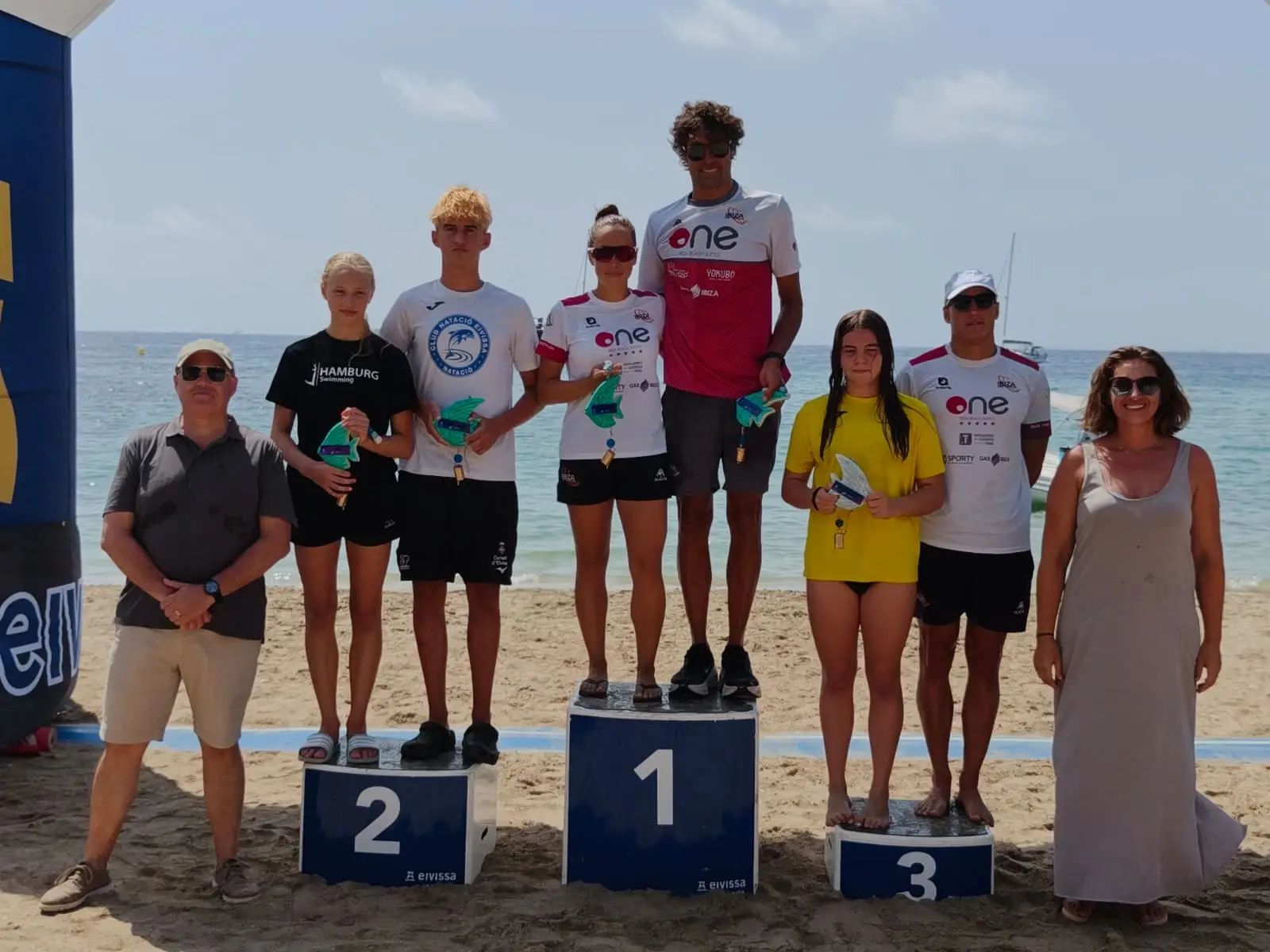 La Travesía de Natación Ciudad de Ibiza vuelve a reunir a cientos de nadadores en una brillante jornada deportiva en Figueretas
