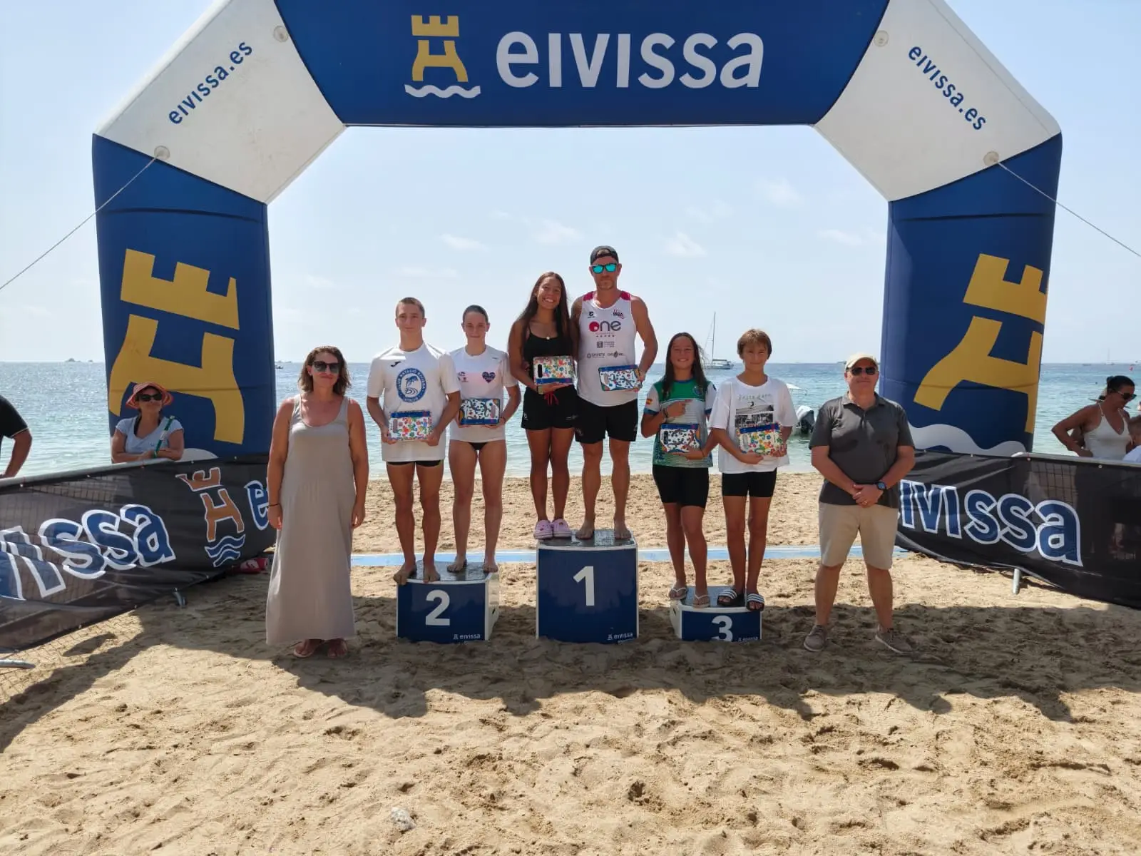 La Travesía de Natación Ciudad de Ibiza vuelve a reunir a cientos de nadadores en una brillante jornada deportiva en Figueretas