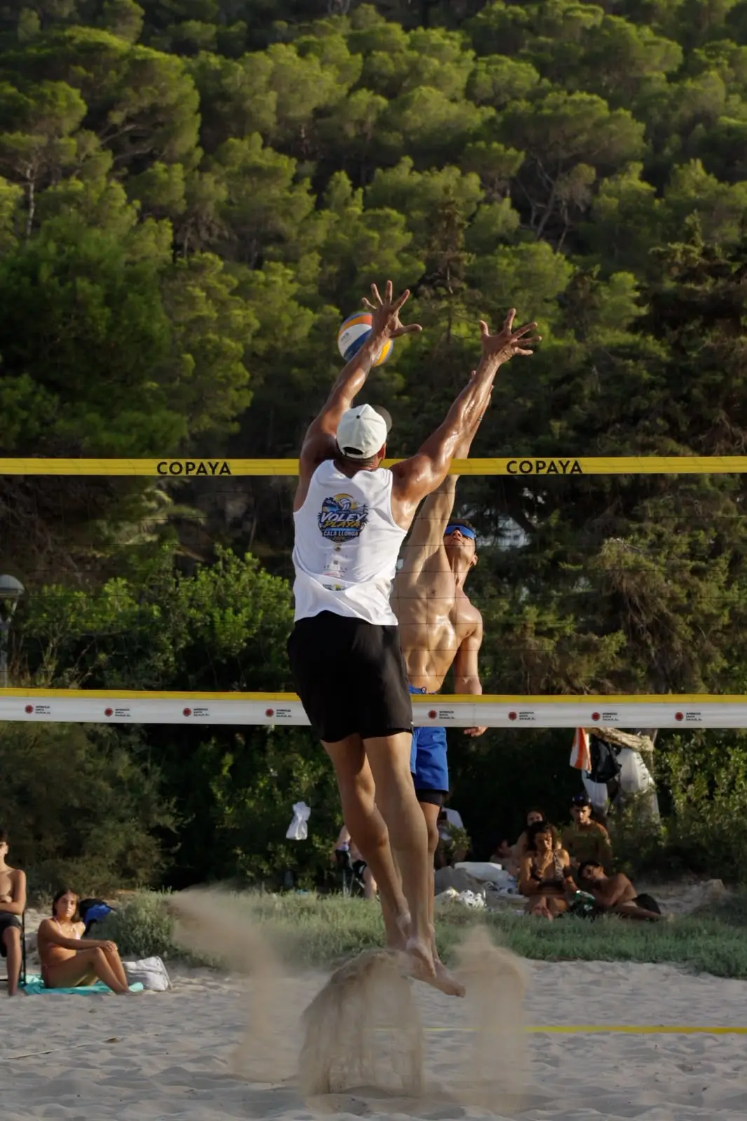 El vóley playa brilla con fuerza en Cala Llonga: pasión, talento joven y finales inolvidables