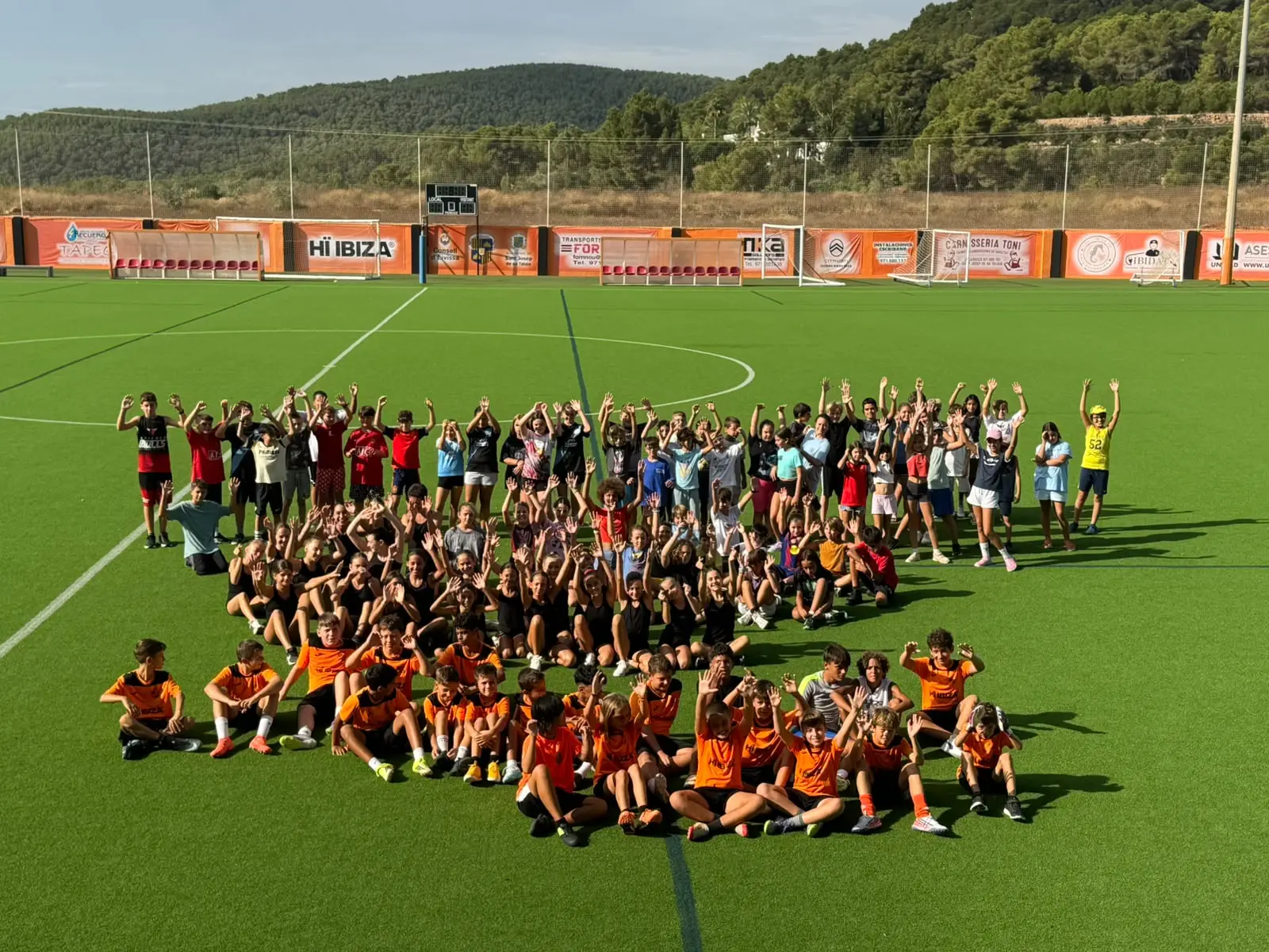 ¡Ambientazo en Sant Josep! Un centenar de chicos vibran en las primeras "Miniolimpíades d’estiu"