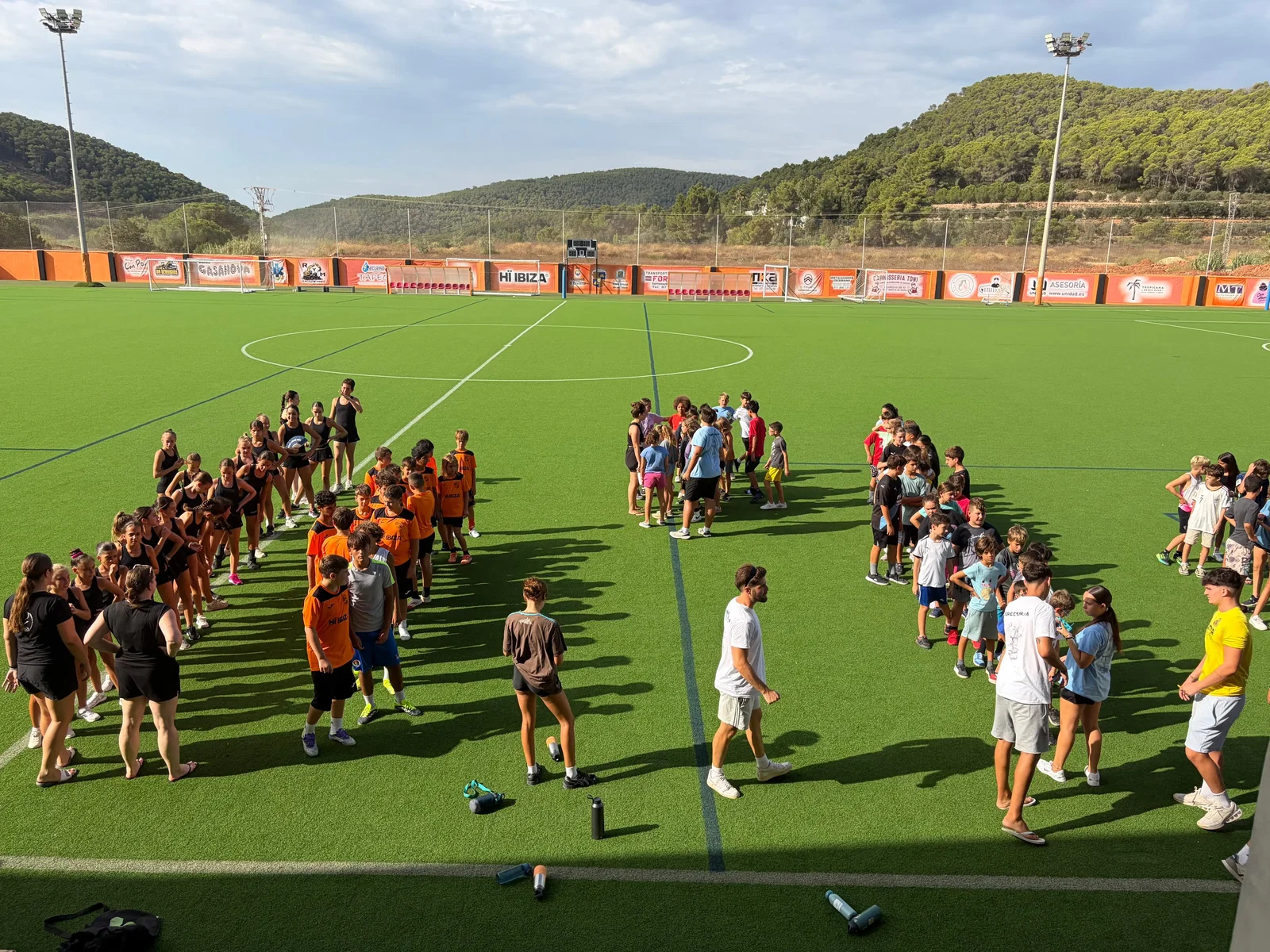 ¡Ambientazo en Sant Josep! Un centenar de chicos vibran en las primeras "Miniolimpíades d’estiu"