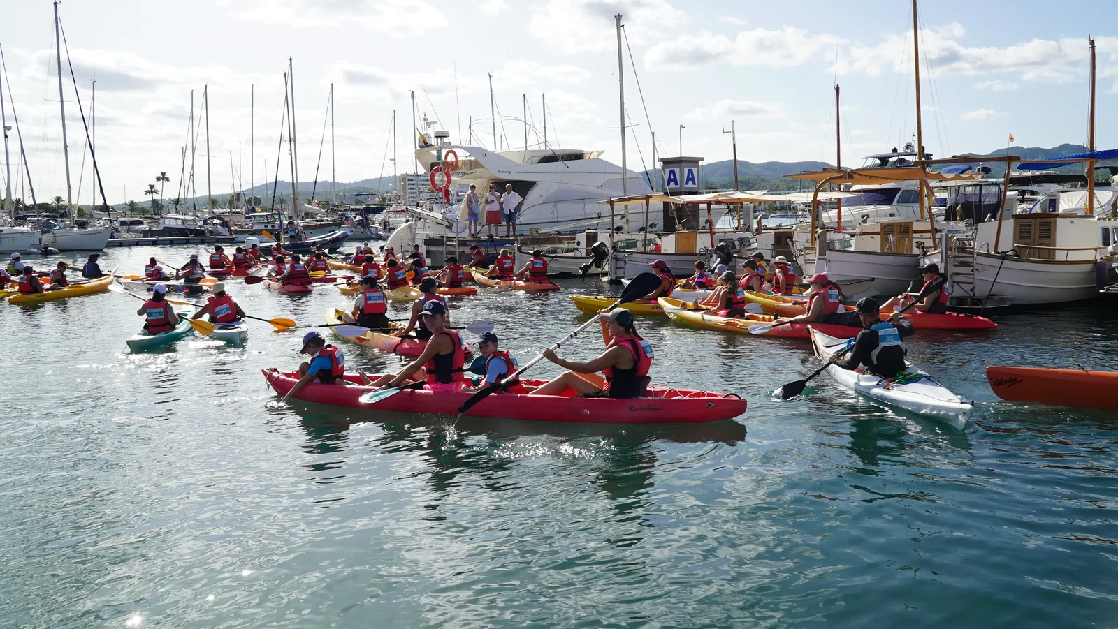 Pasión, mar y remos: El XXV Día de la Piragua triunfa en Sant Antoni con casi cien palistas
