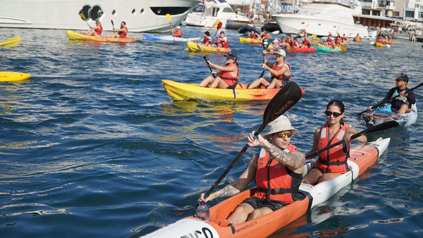 Pasión, mar y remos: El XXV Día de la Piragua triunfa en Sant Antoni con casi cien palistas