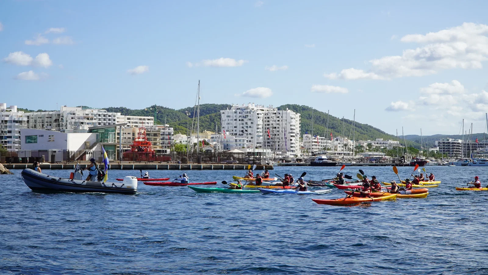 Pasión, mar y remos: El XXV Día de la Piragua triunfa en Sant Antoni con casi cien palistas
