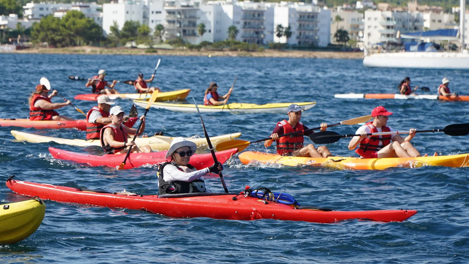 Pasión, mar y remos: El XXV Día de la Piragua triunfa en Sant Antoni con casi cien palistas