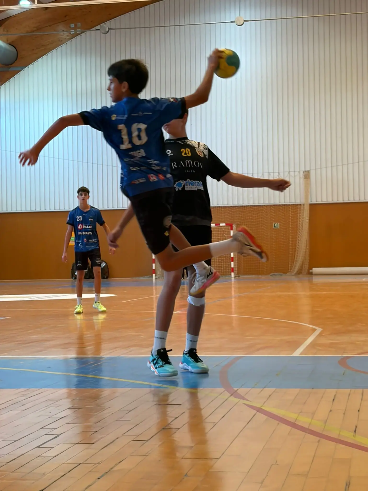 Buena imagen del cadete masculino del Puig d'en Valls en su primer amistoso pese a la ajustada derrota ante la Peña