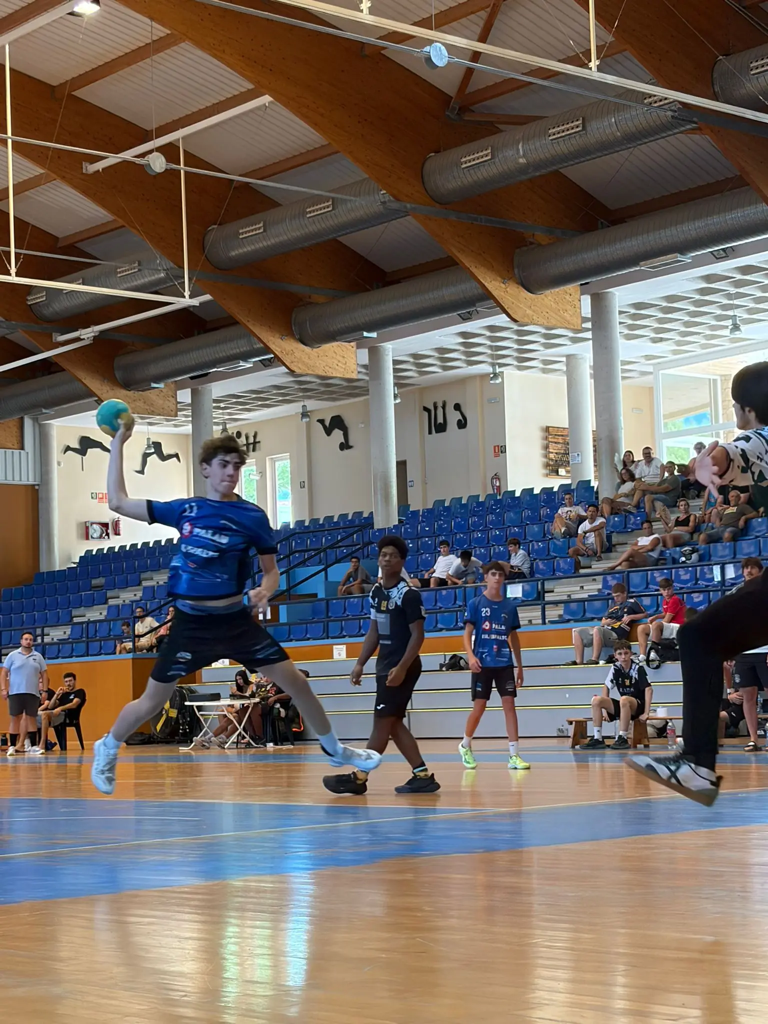 Buena imagen del cadete masculino del Puig d'en Valls en su primer amistoso pese a la ajustada derrota ante la Peña