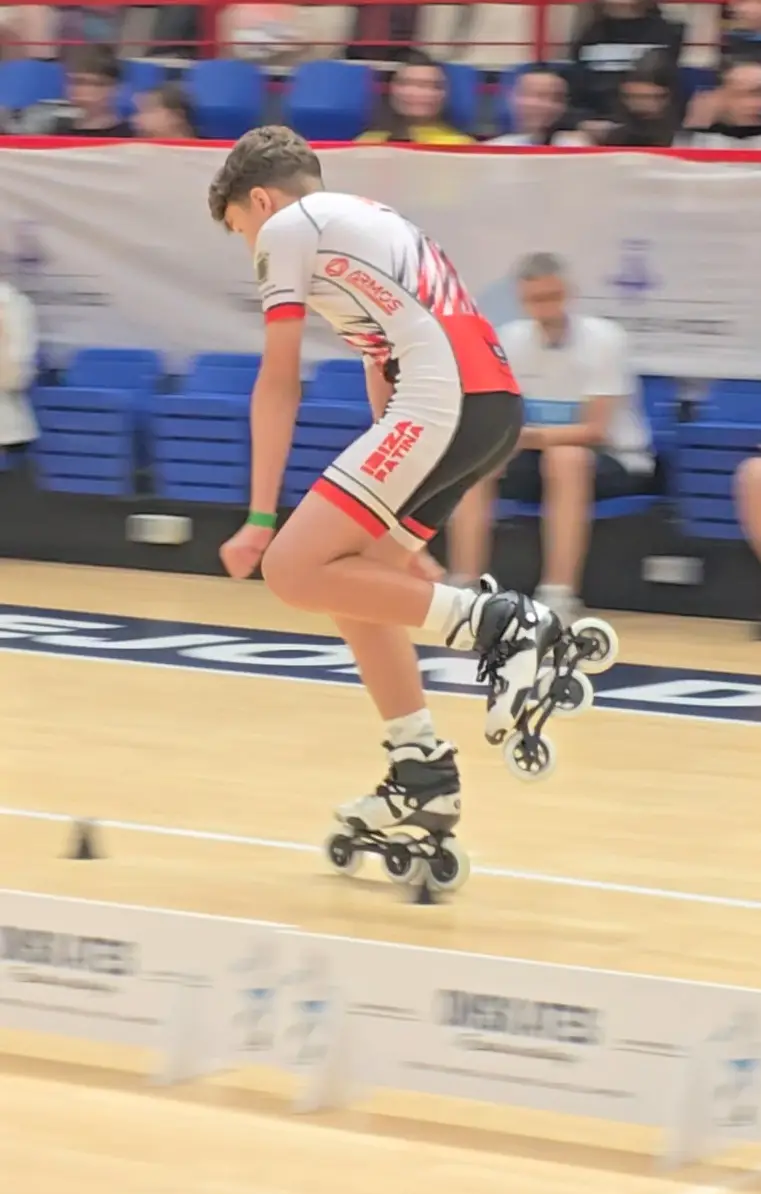Cinco podios internacionales con 14 años, pese a entrenar sin un espacio específico de inline freestyle en Ibiza