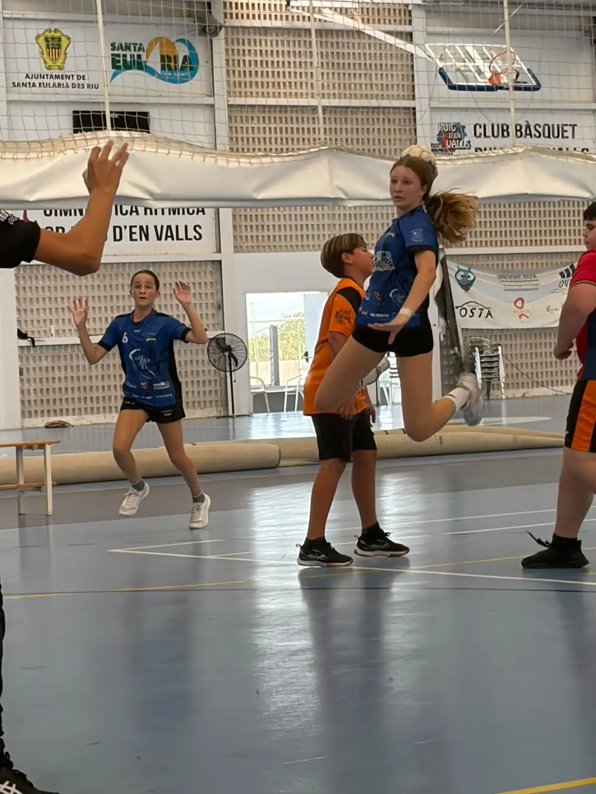 El infantil femenino del HC Puig d'en Valls arranca la pretemporada plantando cara al HC Eivissa masculino