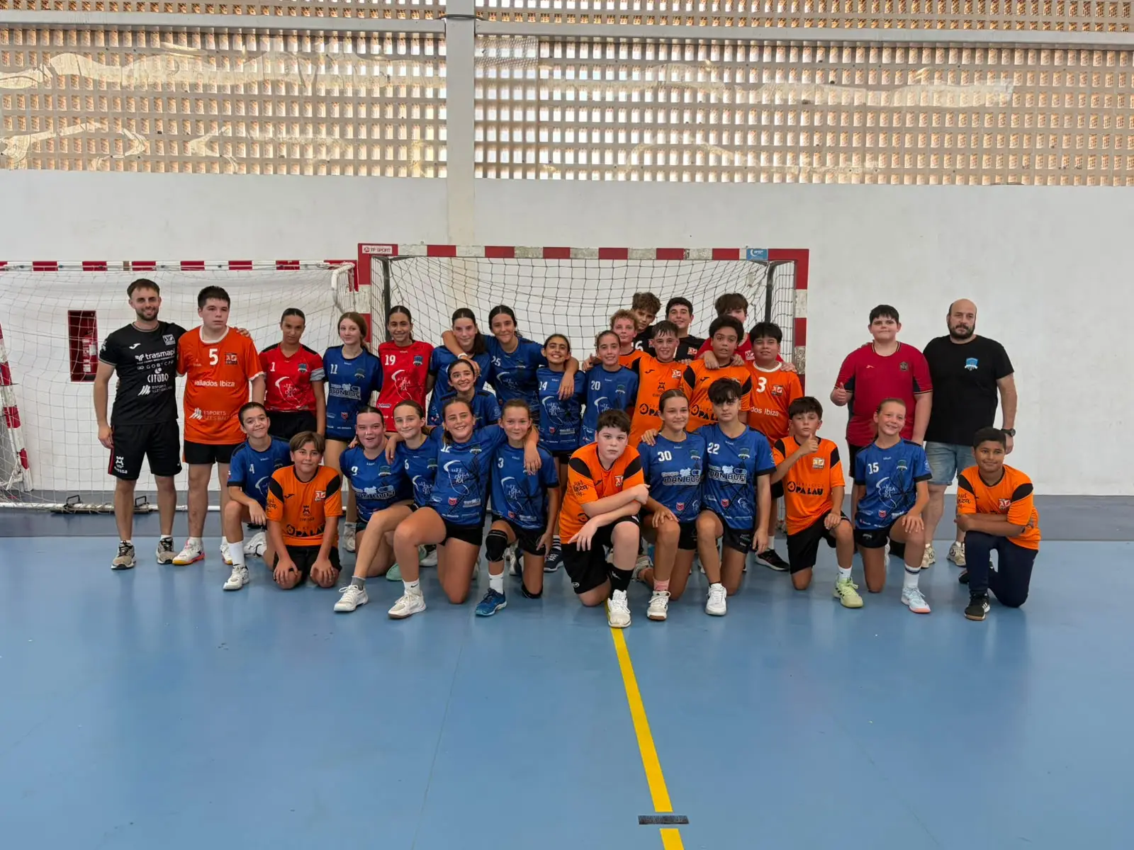 El infantil femenino del HC Puig d'en Valls arranca la pretemporada plantando cara al HC Eivissa masculino