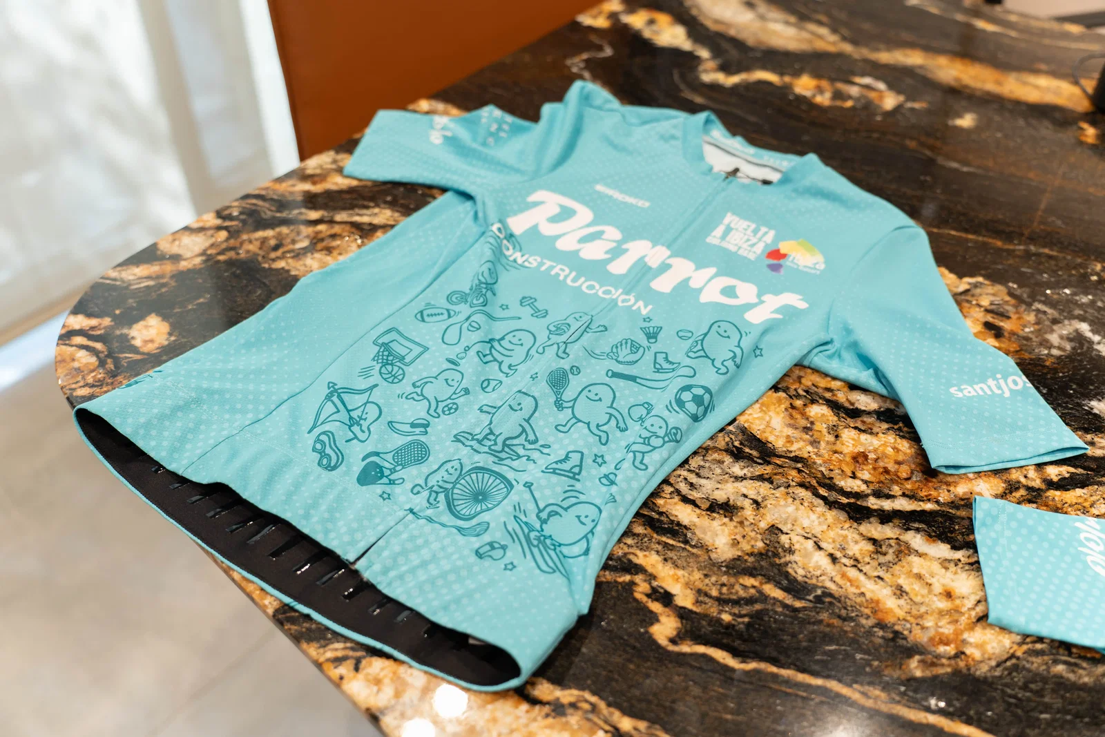 La Vuelta Ibiza Ciclismo Base by Parrot presenta su nuevo maillot y crece hasta los tres días de competición