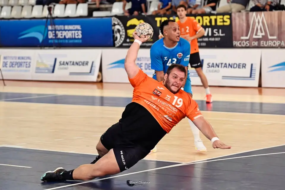 Un arranque frío condena al TRASMAPI GOBYCAR & CITUBO HC EIVISSA en un debut lleno de obstáculos (31-28)
