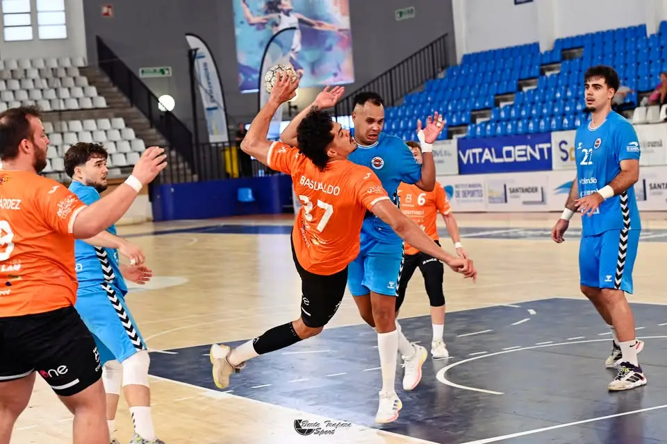 Un arranque frío condena al TRASMAPI GOBYCAR & CITUBO HC EIVISSA en un debut lleno de obstáculos (31-28)