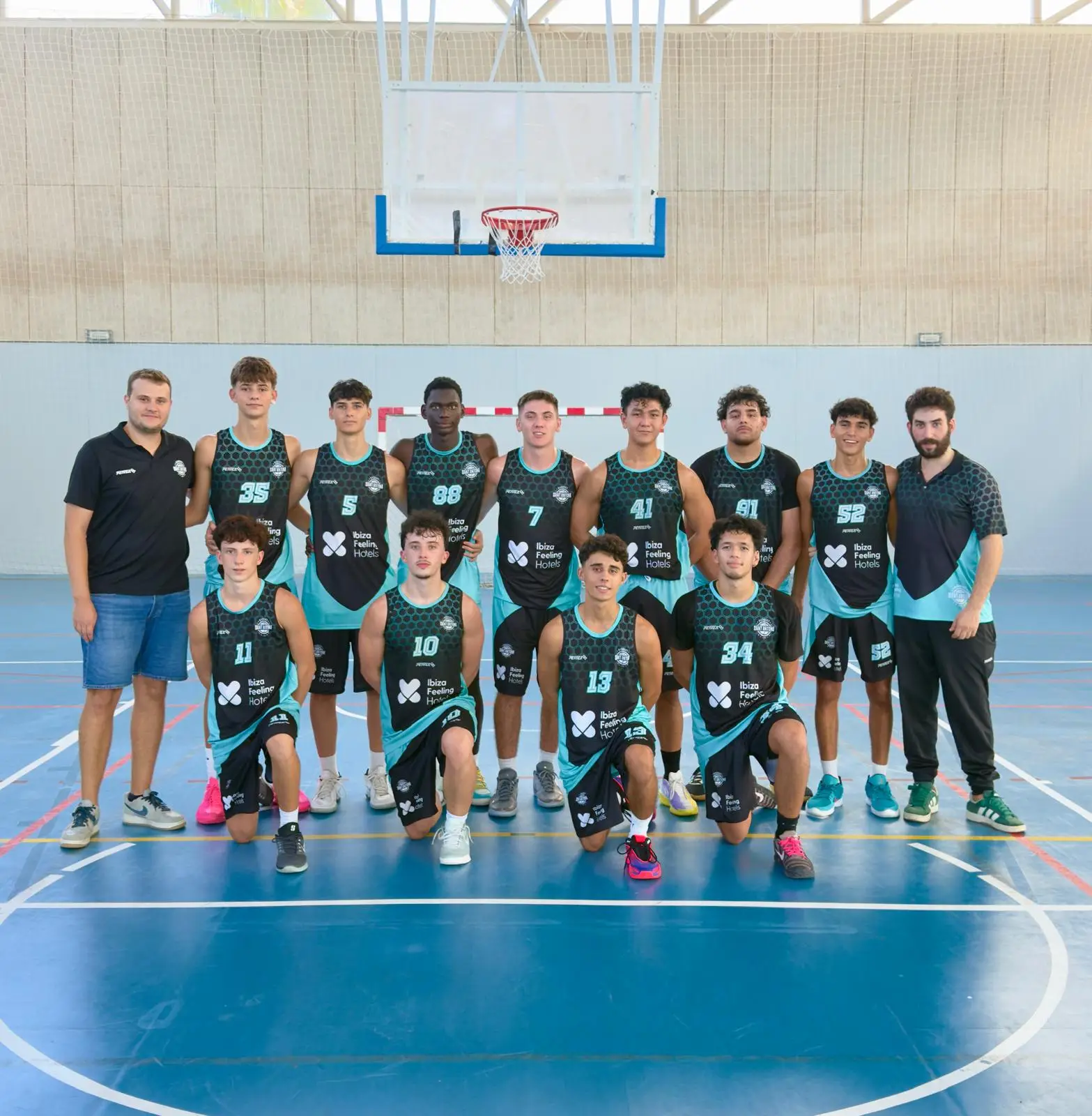 La cantera gana protagonismo en el estreno balear del Bàsquet Sant Antoni