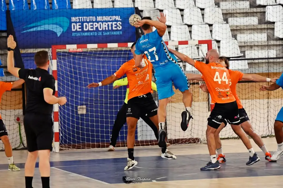 Un arranque frío condena al TRASMAPI GOBYCAR & CITUBO HC EIVISSA en un debut lleno de obstáculos (31-28)