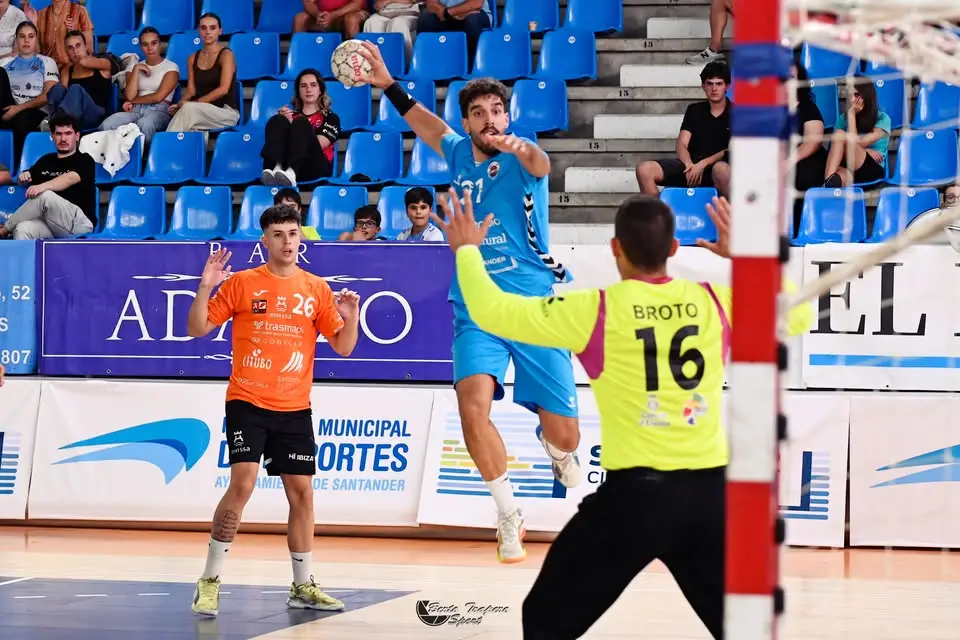 Un arranque frío condena al TRASMAPI GOBYCAR & CITUBO HC EIVISSA en un debut lleno de obstáculos (31-28)