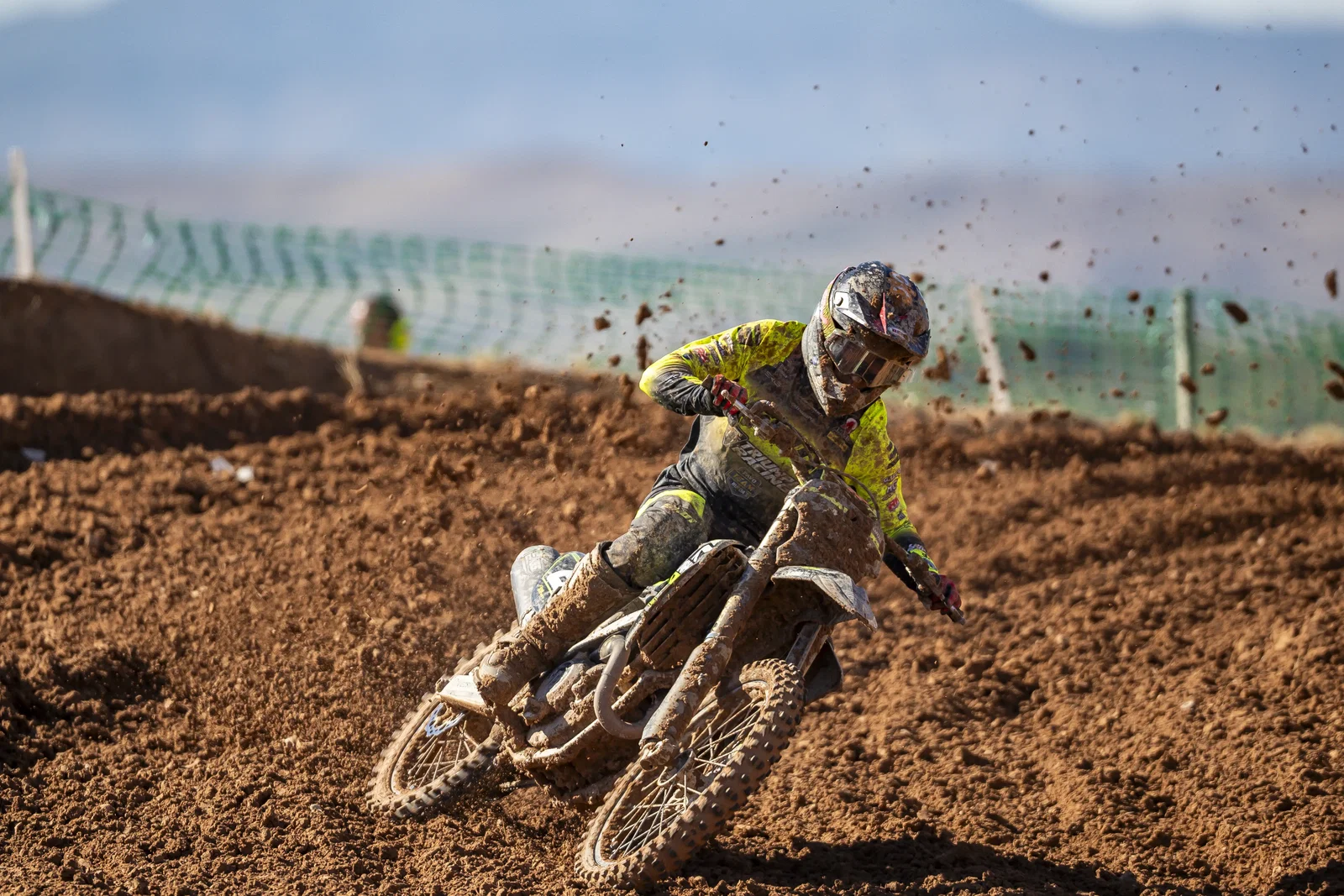 Elías Escandell firma un brillante estreno con Triumph y conquista el subcampeonato de MX2 en MotorLand Aragón.