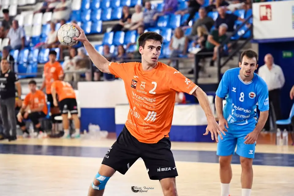 ¡Rozando la machada! Un combativo HC Eivissa frena al Benidorm en un duelo lleno de tensión (27-27)