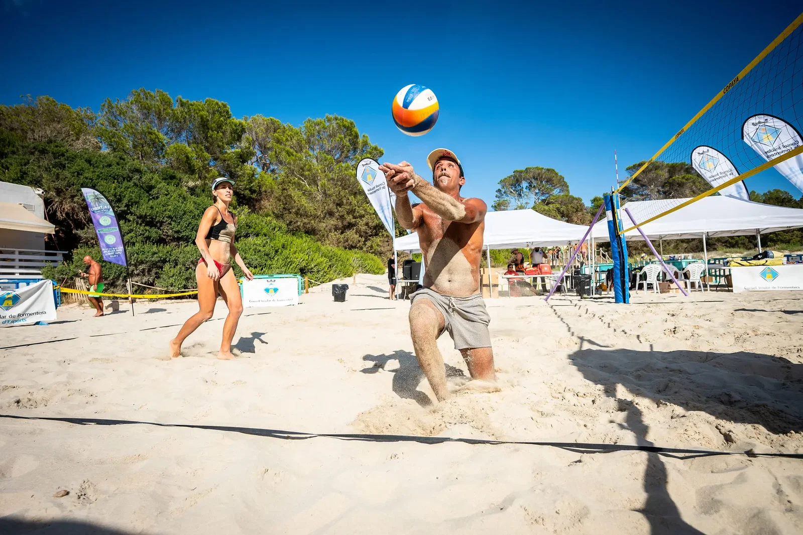 FORMENTERA HACE HISTORIA: 150 DEPORTISTAS CONVIERTEN CALA SAONA EN UNA GRAN FIESTA DEL VÓLEY PLAYA