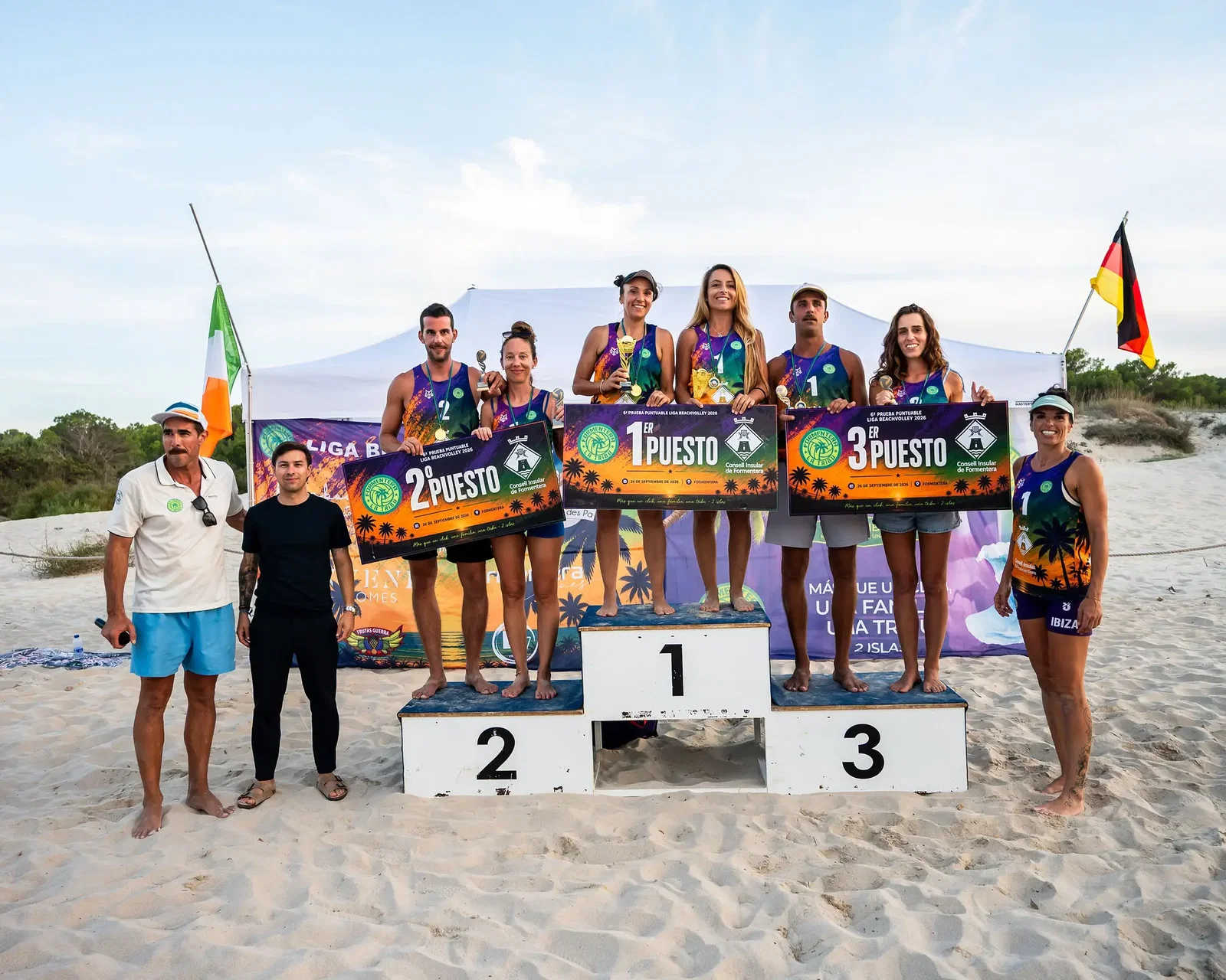 FORMENTERA HACE HISTORIA: 150 DEPORTISTAS CONVIERTEN CALA SAONA EN UNA GRAN FIESTA DEL VÓLEY PLAYA