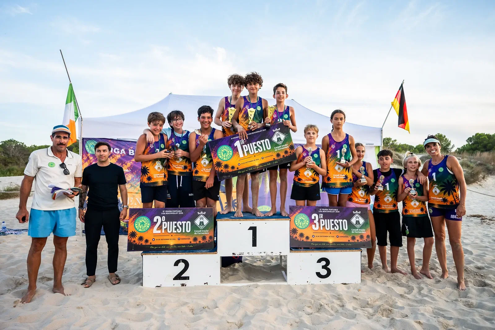 FORMENTERA HACE HISTORIA: 150 DEPORTISTAS CONVIERTEN CALA SAONA EN UNA GRAN FIESTA DEL VÓLEY PLAYA