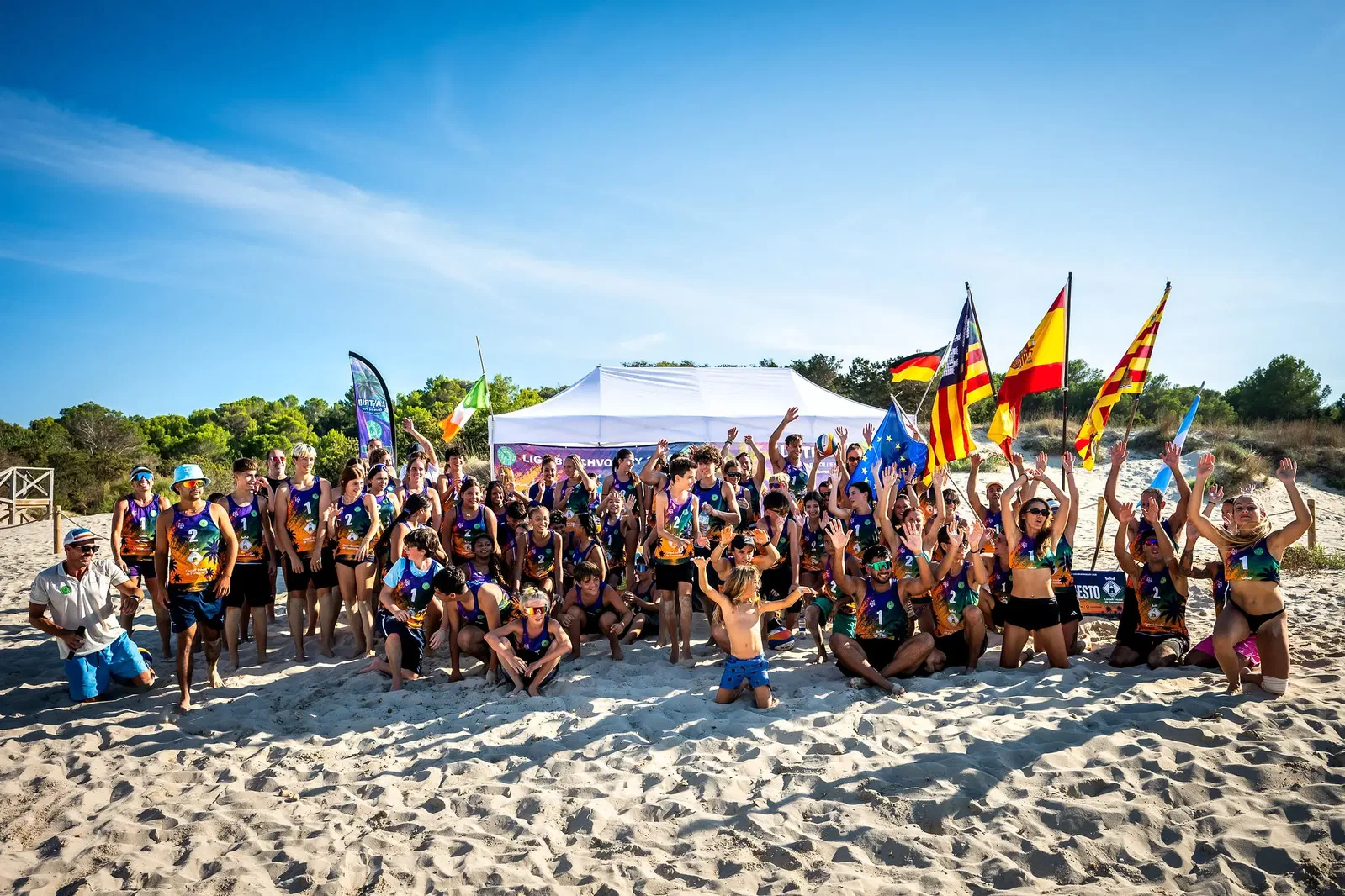 FORMENTERA HACE HISTORIA: 150 DEPORTISTAS CONVIERTEN CALA SAONA EN UNA GRAN FIESTA DEL VÓLEY PLAYA
