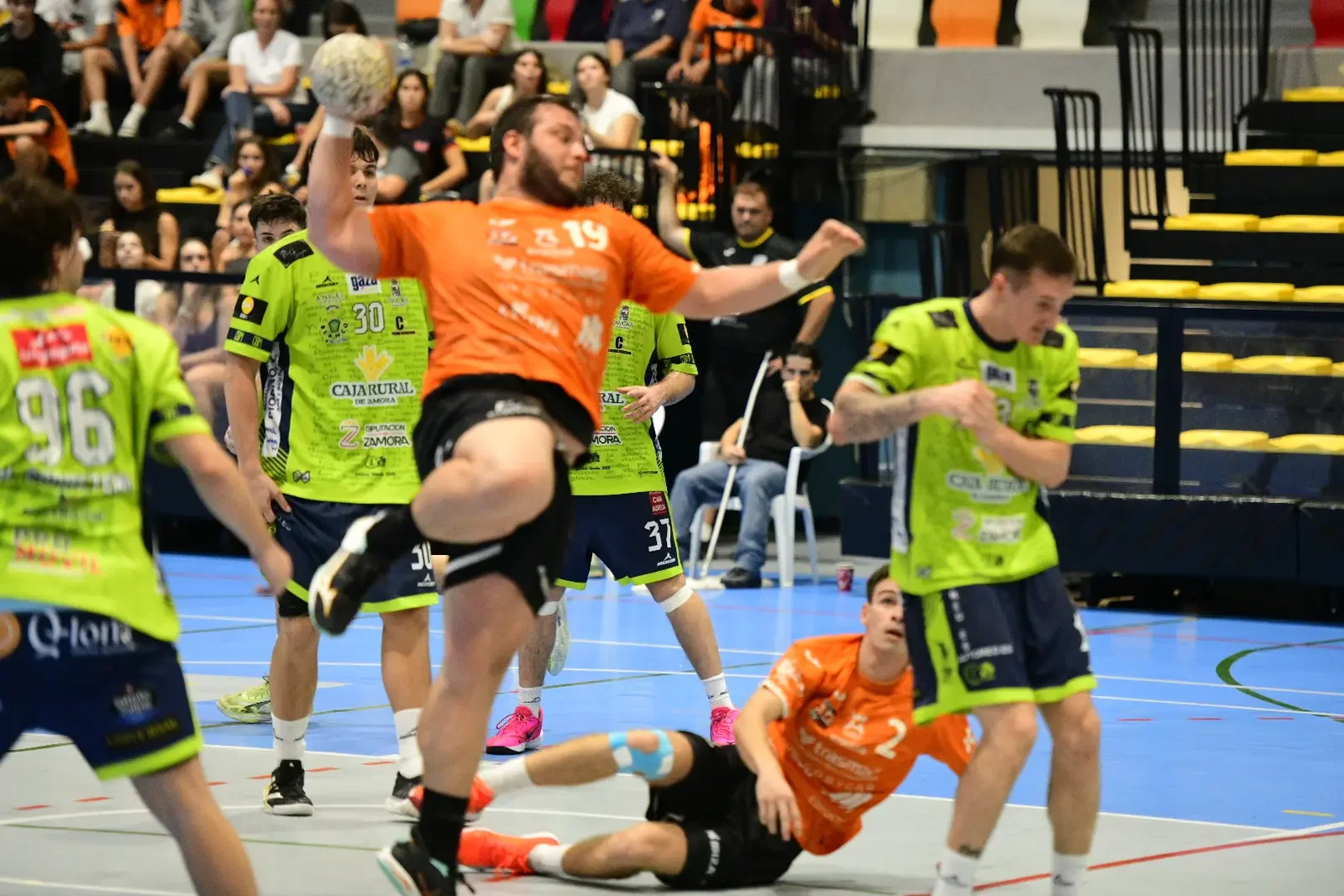 ¡A la cuarta va la vencida! El HC Eivissa firma su primera victoria ante un rocoso Zamora (28-25)