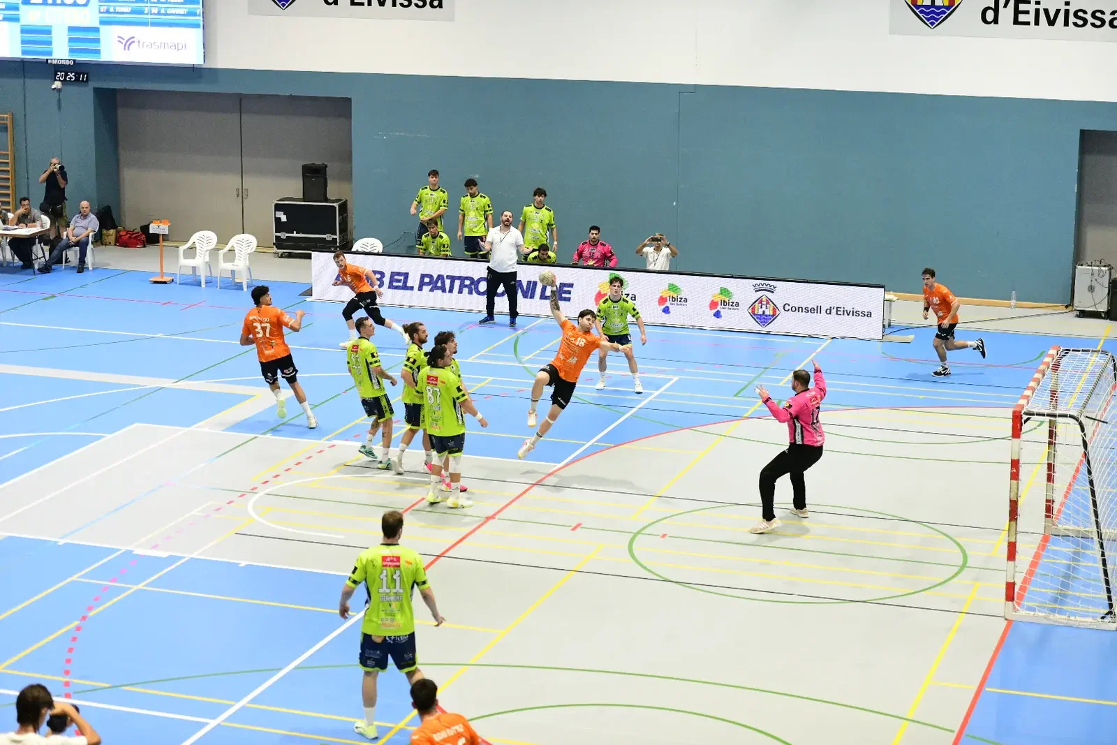 ¡A la cuarta va la vencida! El HC Eivissa firma su primera victoria ante un rocoso Zamora (28-25)