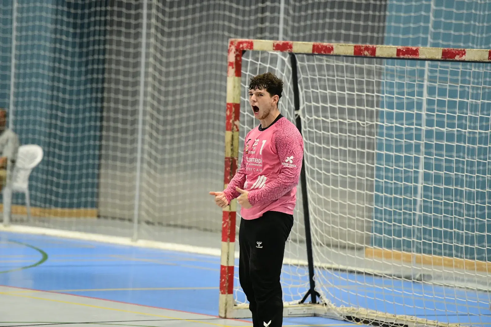¡A la cuarta va la vencida! El HC Eivissa firma su primera victoria ante un rocoso Zamora (28-25)