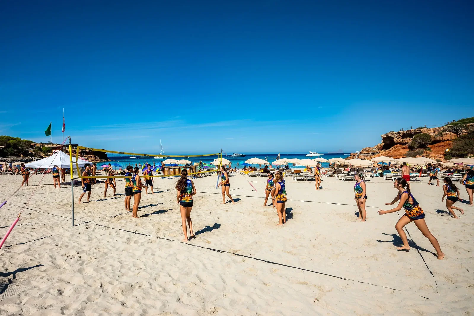 Cuando la organización y el buen rollo ganan el partido. Así vivimos el histórico torneo de vóley playa en Cala Saona