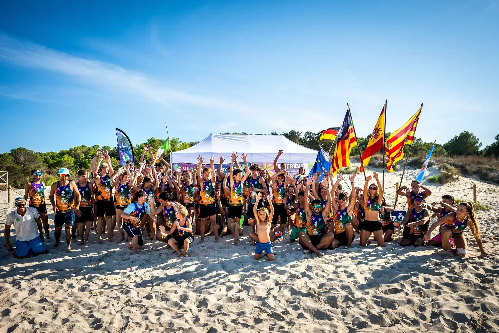 Cuando la organización y el buen rollo ganan el partido. Así vivimos el histórico torneo de vóley playa en Cala Saona