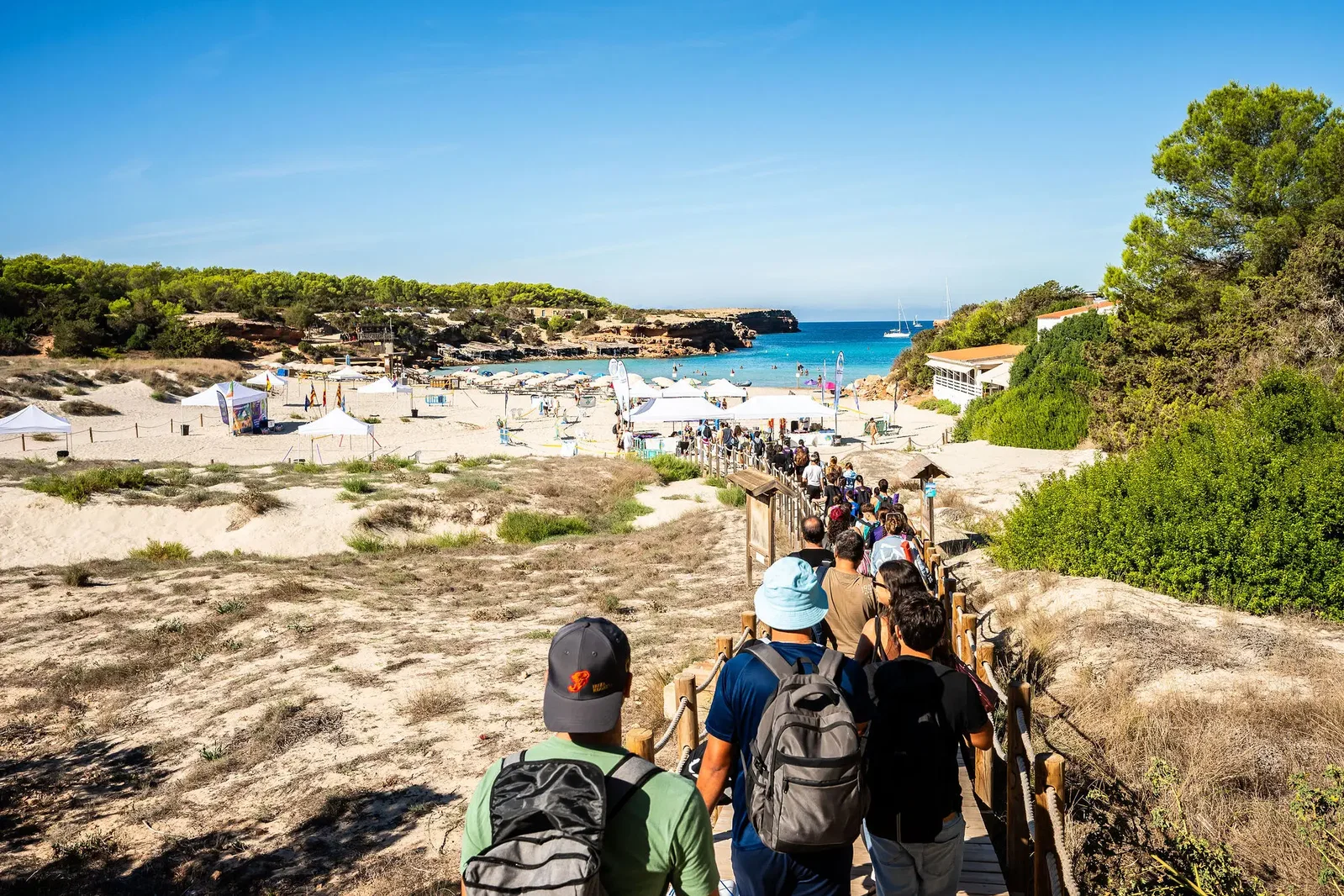 Cuando la organización y el buen rollo ganan el partido. Así vivimos el histórico torneo de vóley playa en Cala Saona