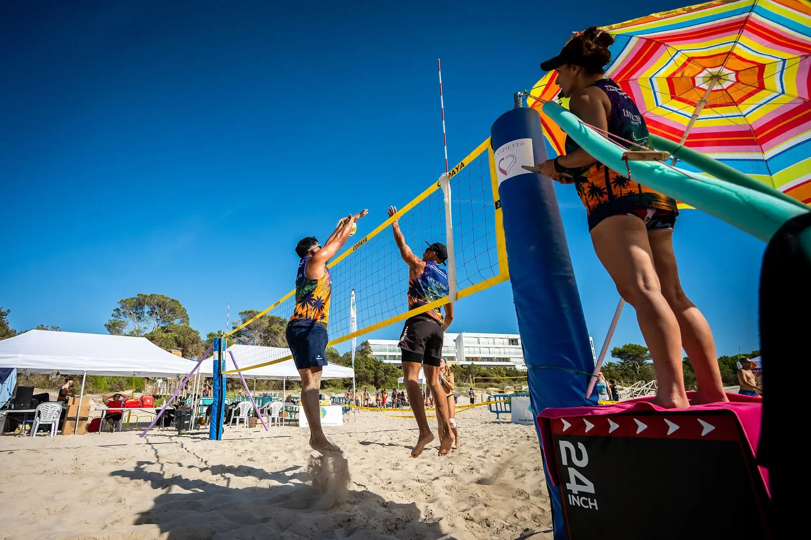 Cuando la organización y el buen rollo ganan el partido. Así vivimos el histórico torneo de vóley playa en Cala Saona