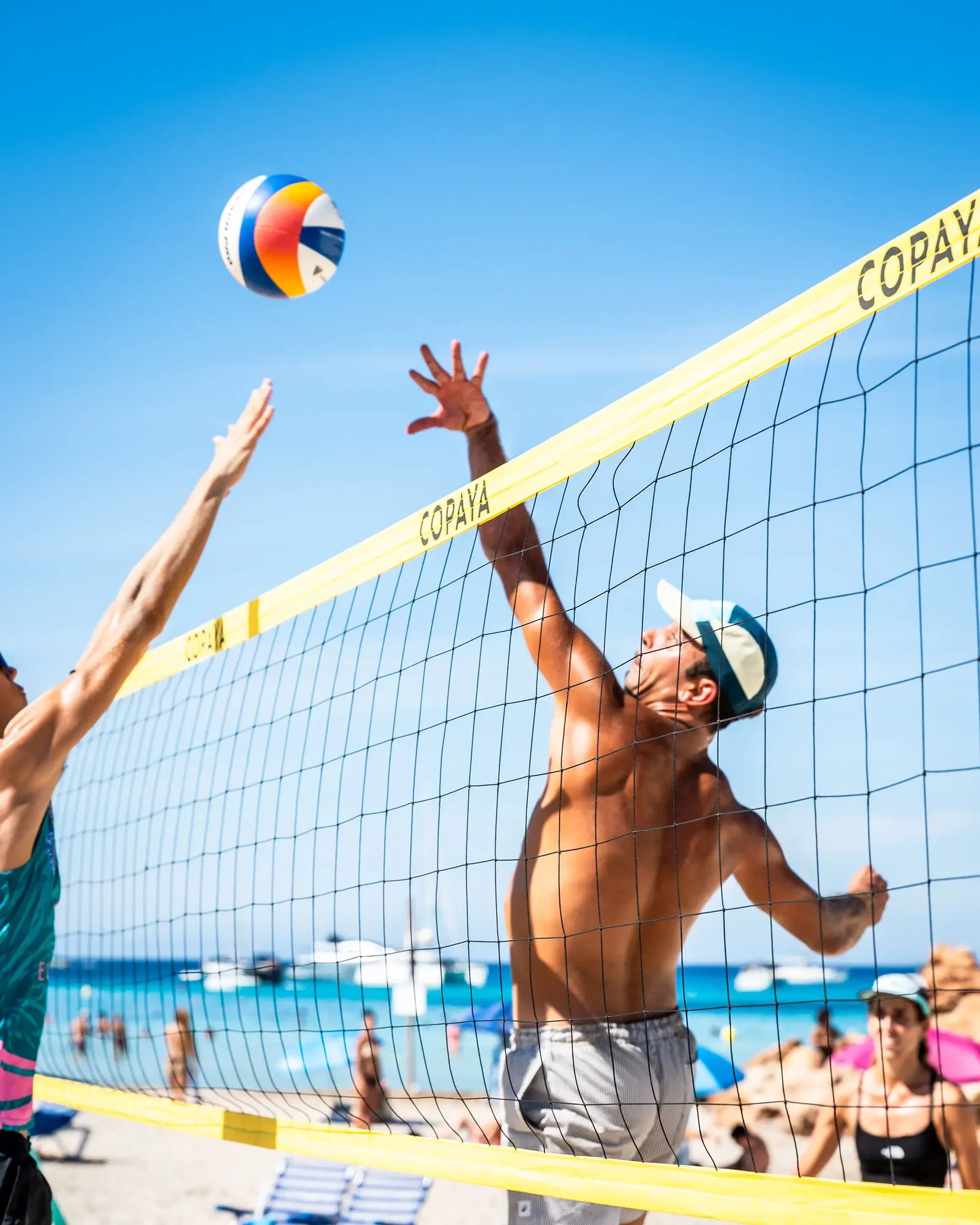Cuando la organización y el buen rollo ganan el partido. Así vivimos el histórico torneo de vóley playa en Cala Saona