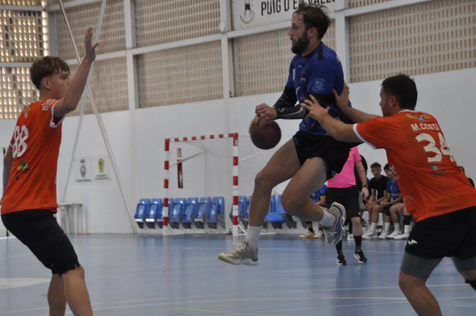 El favorito no perdona en Puig d'en Valls: El Parrot Construcción HC Eivissa corta nuestra racha copera