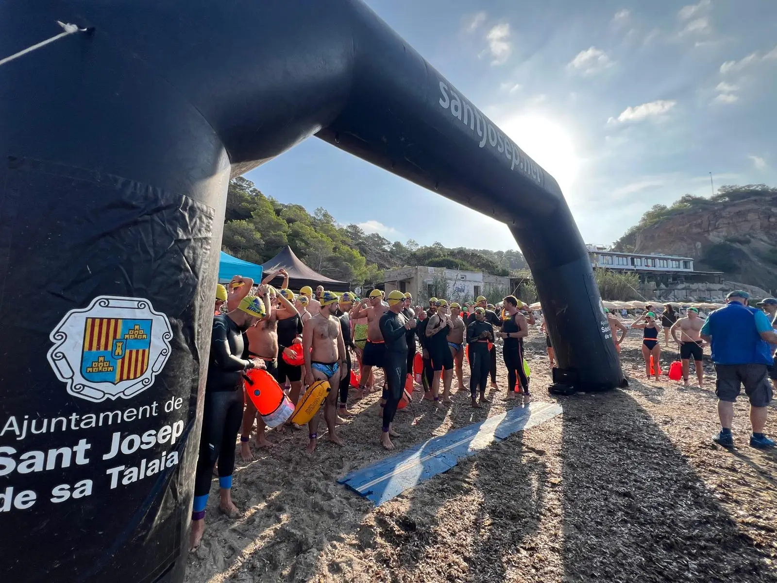 ¡10 años nadando por nuestra Posidonia! Joan Tur e Isabell Sarah reinan en los 10k rodeando el mágico Es Vedrà