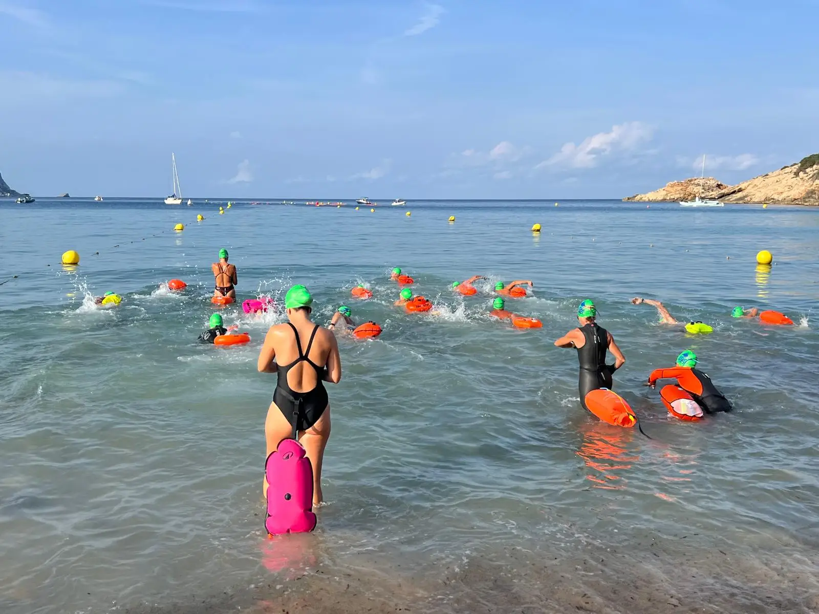 ¡10 años nadando por nuestra Posidonia! Joan Tur e Isabell Sarah reinan en los 10k rodeando el mágico Es Vedrà